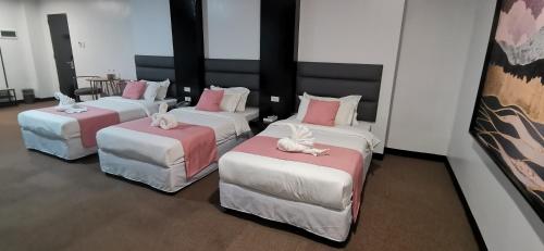 Katil atau katil-katil dalam bilik di Belvilla Cozy Stays Near Airport Formerly Boss Hotel