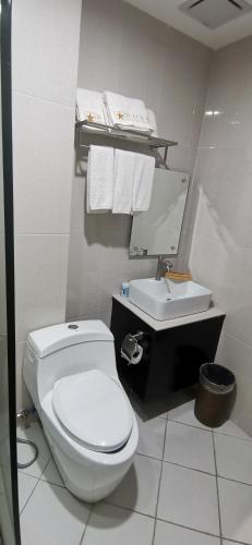 Bilik mandi di Belvilla Cozy Stays Near Airport Formerly Boss Hotel