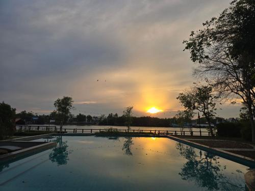 Bazén v ubytování Baan Tai Had Resort nebo v jeho okolí