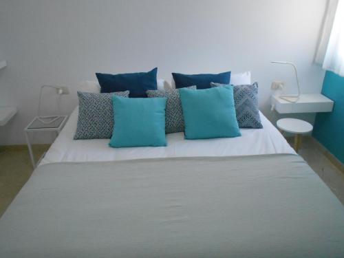 RadazulにあるSea Apartmentの白い大型ベッド(青い枕付)