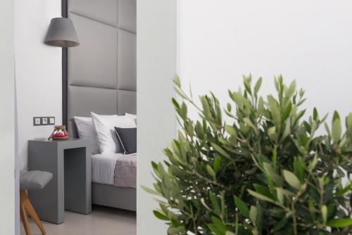 a bedroom with a bed and a green plant at Sweet Pop in Fira