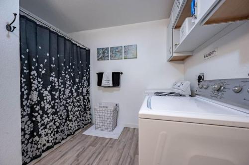 Ένα μπάνιο στο Little Buck Camp - Pet Friendly Game Room