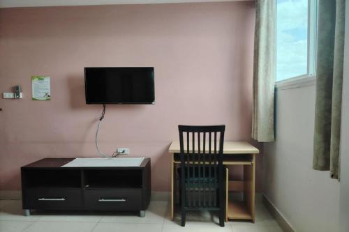 TV a/nebo společenská místnost v ubytování Baansuwanna Hotel