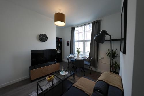 a living room with a couch and a table at Cozy Urban Escape 2BR near Greenwich & Deptford in London