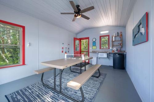 Φωτογραφία από το άλμπουμ του Long Lake Lookout, Dog Friendly σε Cohasset