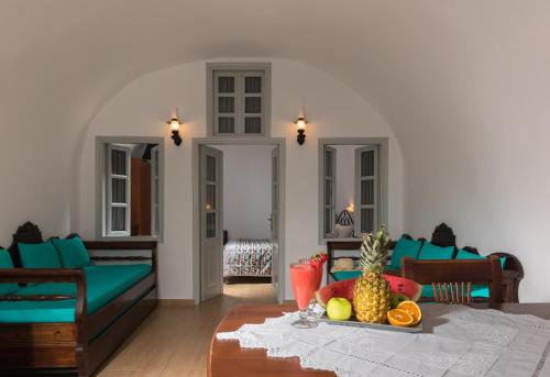 a living room with a table with fruit on it at Sweet Pop in Fira
