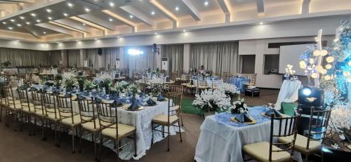 Restoran atau tempat lain untuk makan di Belvilla Cozy Stays Near Airport Formerly Boss Hotel