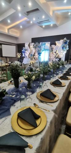 Restoran atau tempat lain untuk makan di Belvilla Cozy Stays Near Airport Formerly Boss Hotel