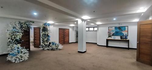 Televisyen dan/atau pusat hiburan di Belvilla Cozy Stays Near Airport Formerly Boss Hotel