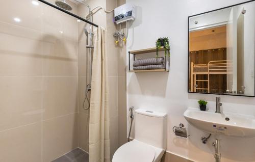 Ένα μπάνιο στο Chic Haven & Classy 2 Bedroom with Balcony