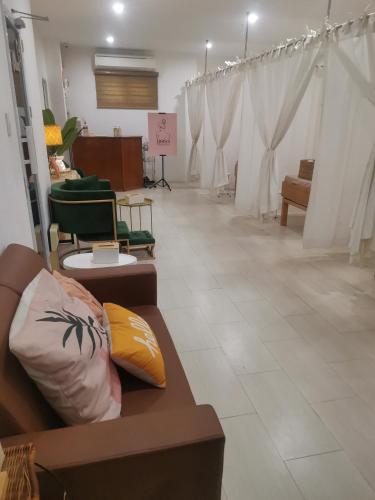 Ruang duduk di Belvilla Cozy Stays Near Airport Formerly Boss Hotel