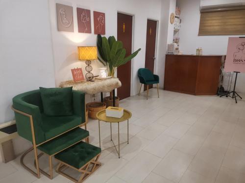 Ruang duduk di Belvilla Cozy Stays Near Airport Formerly Boss Hotel
