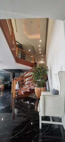 Ruang duduk di Belvilla Cozy Stays Near Airport Formerly Boss Hotel