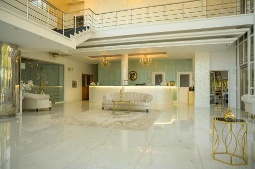 un ampio soggiorno con un divano e un tavolo di Hotel Queen Vera a Mamaia