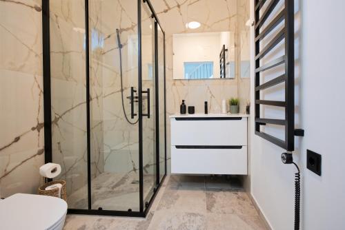 Et badeværelse på Ošupio tako Lux Vilos with Free Parking