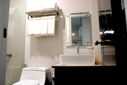 Bilik mandi di Belvilla Cozy Stays Near Airport Formerly Boss Hotel