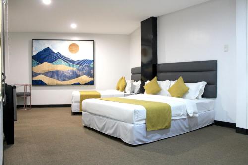 Katil atau katil-katil dalam bilik di Belvilla Cozy Stays Near Airport Formerly Boss Hotel
