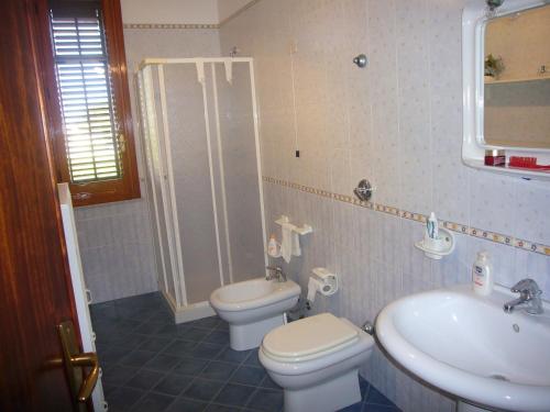 マツァーラ・デル・ヴァッロにあるVilla Marinoのバスルーム(トイレ、洗面台付)