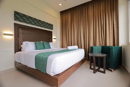 Postel nebo postele na pokoji v ubytování Hotel Aavudai Grand