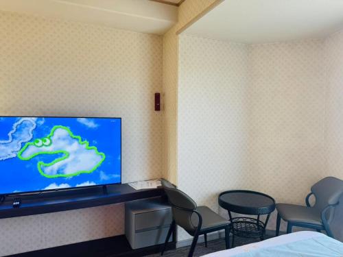 TV a/nebo společenská místnost v ubytování JUN Resort Hotel