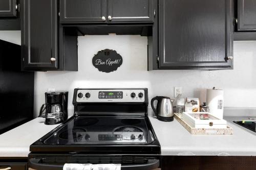a kitchen with a stove top oven in a kitchen at Gaslamp 2bdrm1ba - W Parking & 4 Beds #304 in San Diego