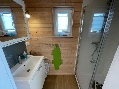 Ένα μπάνιο στο Hausboot Walfisch mit Dachterrasse in Schleswig an der Schlei