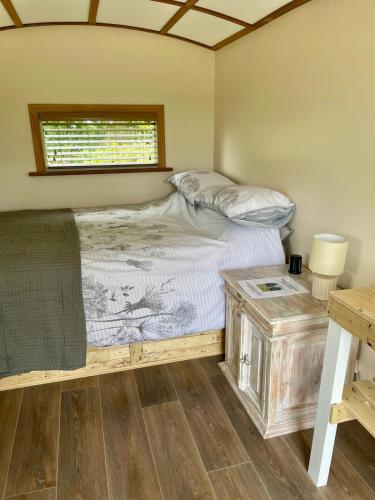 Postel nebo postele na pokoji v ubytování Kerrib Farm Shepherds Hut