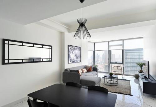 Beautiful Modern 1BD Condo Views w PoolGym! #223