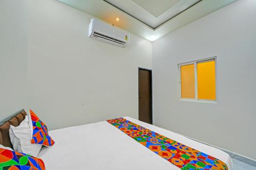 Postel nebo postele na pokoji v ubytování FabHotel Bharti Palace