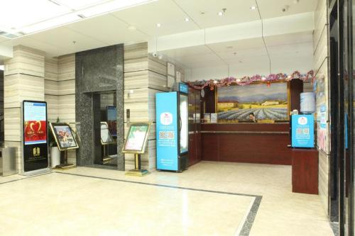 ShenzhenHanting Hotel Shenzhen Baoan Xixiang Taoyuanju的带有商店的大楼大厅