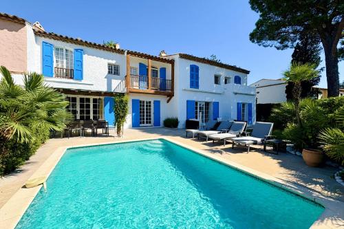 Charming house with swimming pool and mooring