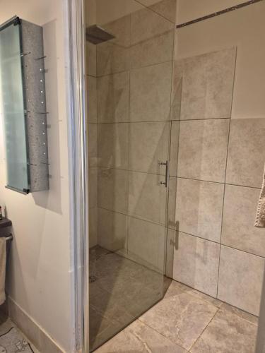 Suite indépendante avec 1 chambre et 1 bureau