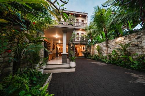 a house with a courtyard with plants and a walkway at Oka Suite Sebatu Ubud in Tampaksiring