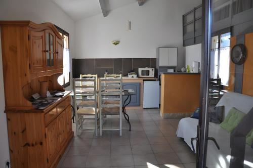 Kuchyň nebo kuchyňský kout v ubytování Location Gîte Les Iris