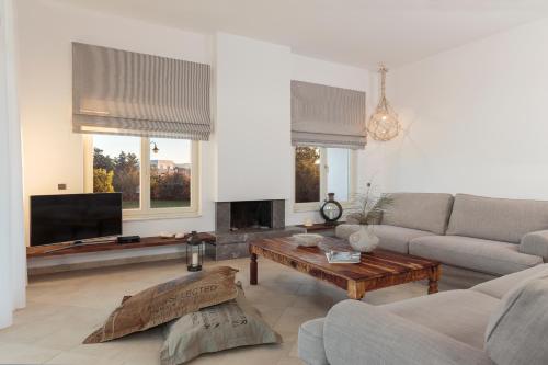 TV a/nebo společenská místnost v ubytování Belvedere Beachfront Villa