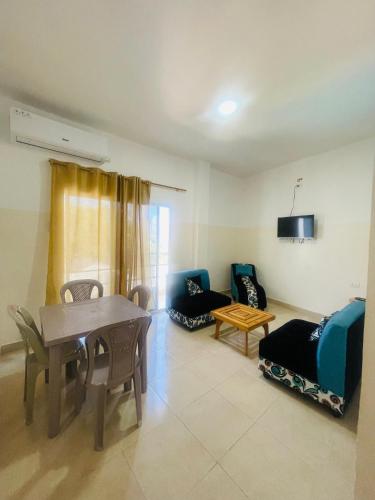 a living room with a dining room table and chairs at Casa de Huéspedes Playas Arena in Playas