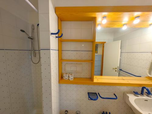 Ένα μπάνιο στο Hostdomus - Abete 2 Apartment