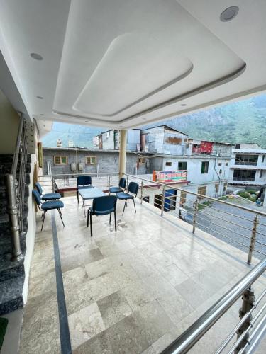 a balcony with chairs and tables on a building at Hotel Dream Palace in Nārān