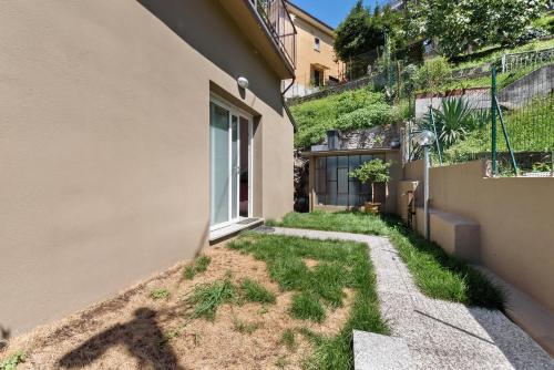 an alley between a building with a window at Casa Teresa Suite in Como in Como