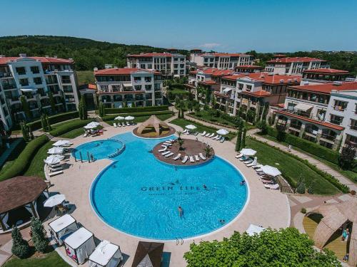 Una vista aérea de una piscina en un complejo turístico. en Green life private garden studio, en Sozopol