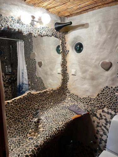 La salle de bains est pourvue d'un lavabo et d'un miroir. dans l'établissement Koplimadisel talu, à Maeru