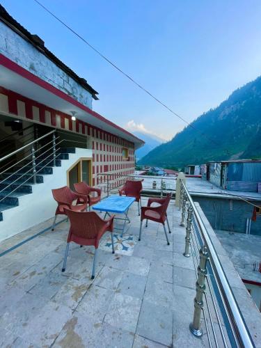a patio with chairs and a table on a building at Hotel Dream Palace in Nārān