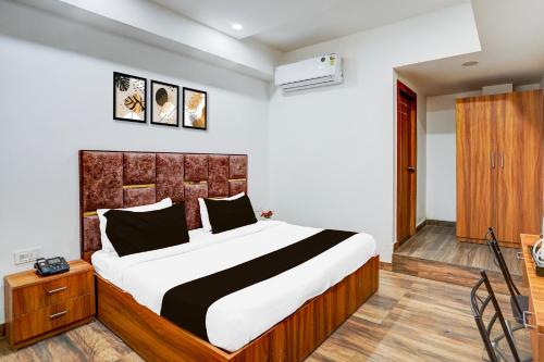 阿格拉Super Hotel O Kargil Complex Formerly Saarthi Inn的房间里有一张大床的卧室