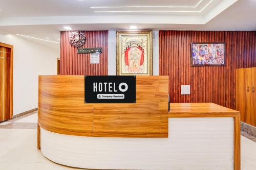阿格拉Super Hotel O Kargil Complex Formerly Saarthi Inn的酒店大堂设有酒店前台