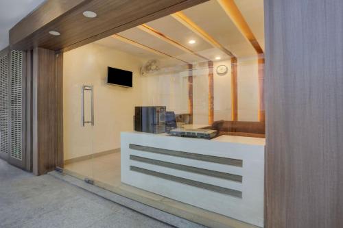 a room with a counter with a television in it at Super Hotel O Haldwani Near Bus Stand in Haldwāni