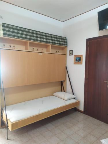 a room with a bunk bed in a room at GallyBi in Gallipoli