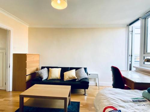 Χώρος καθιστικού στο Large Double room in West Kensington-Fulham