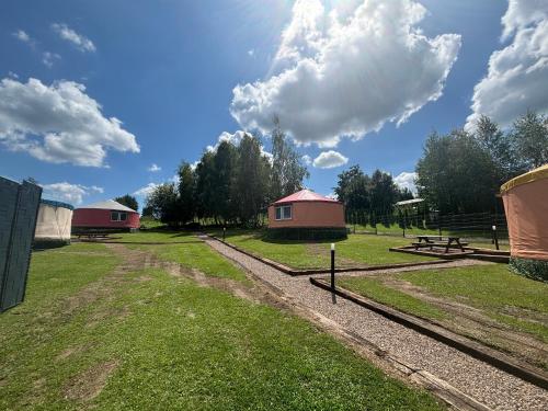 ein Feld mit zwei Zelten und einem Picknicktisch in der Unterkunft Brzozowy Zagajnik in Inwałd