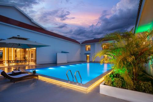 a swimming pool in the middle of a building at 诺亚度假酒店 in Luang Prabang