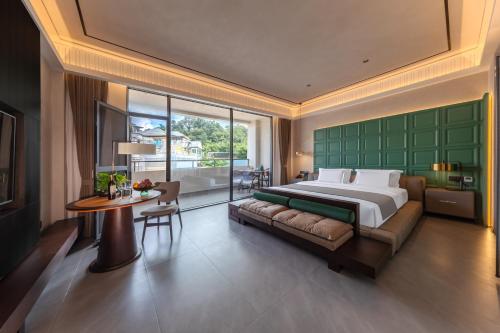 a bedroom with a large bed and a table at 诺亚度假酒店 in Luang Prabang